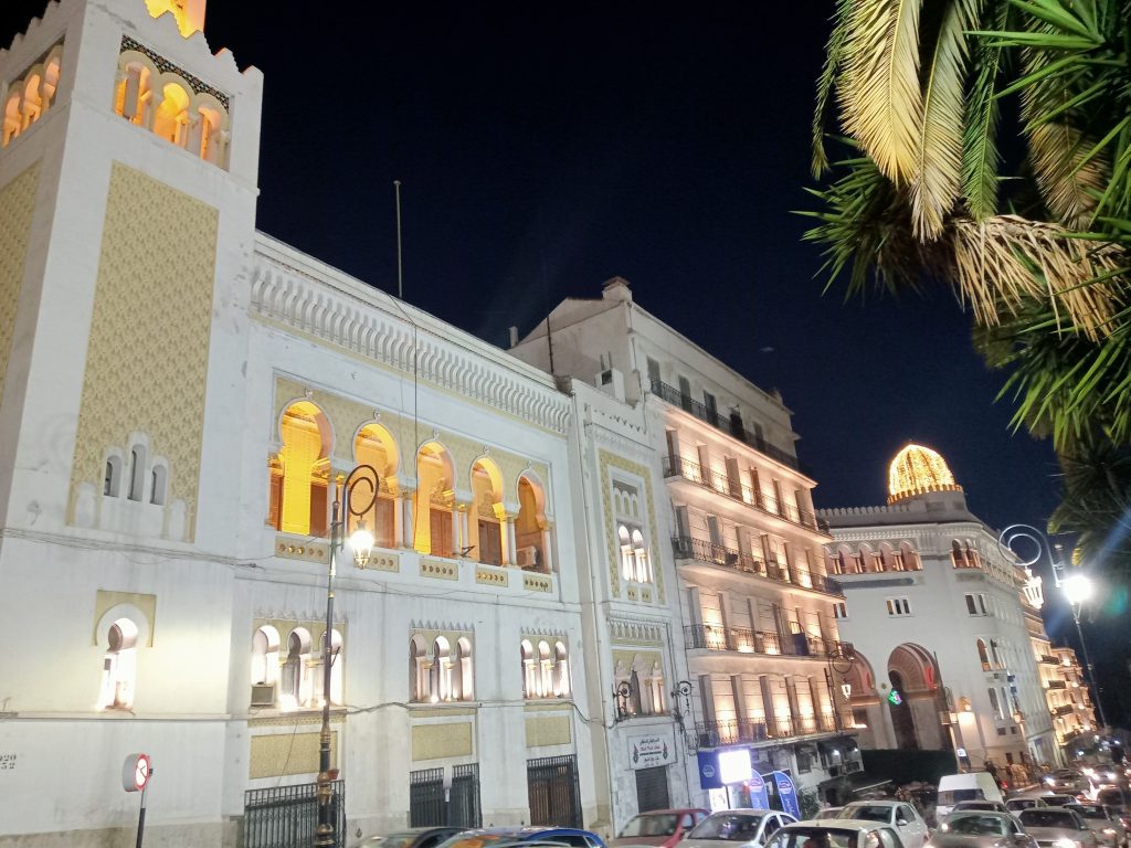 ALGER BY NIGHT: LES 20 LIONS D’IKOSIM.