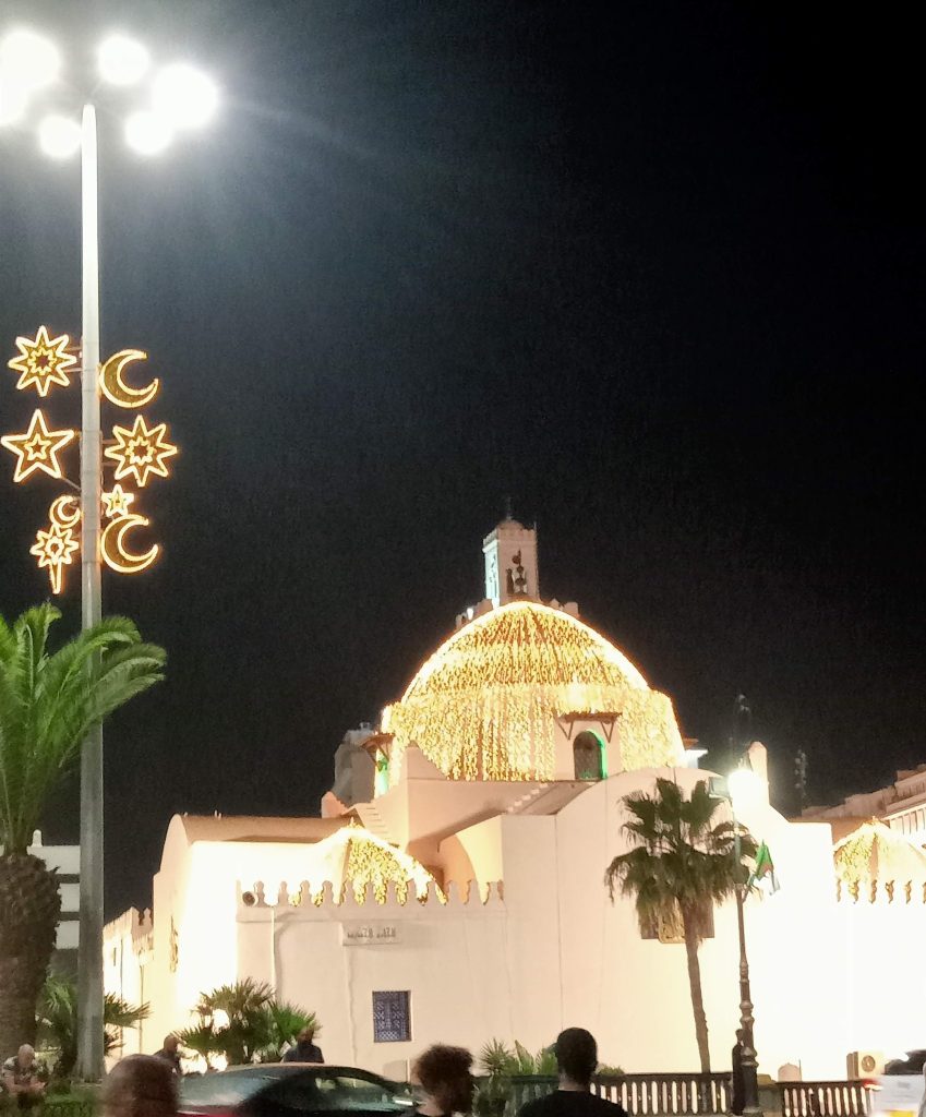 ALGER BY NIGHT: LES 20 LIONS D’IKOSIM.